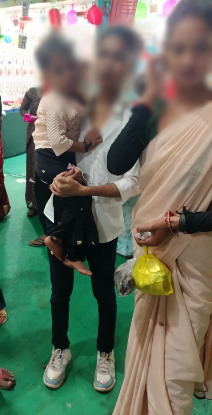गुना के थाना आरोन क्षेत्र में 03 वर्षीय बालिका बाजार में साथ छूटने पर रास्ता भटकी, डायल-112 जवानों ने परिजन से मिलाया।